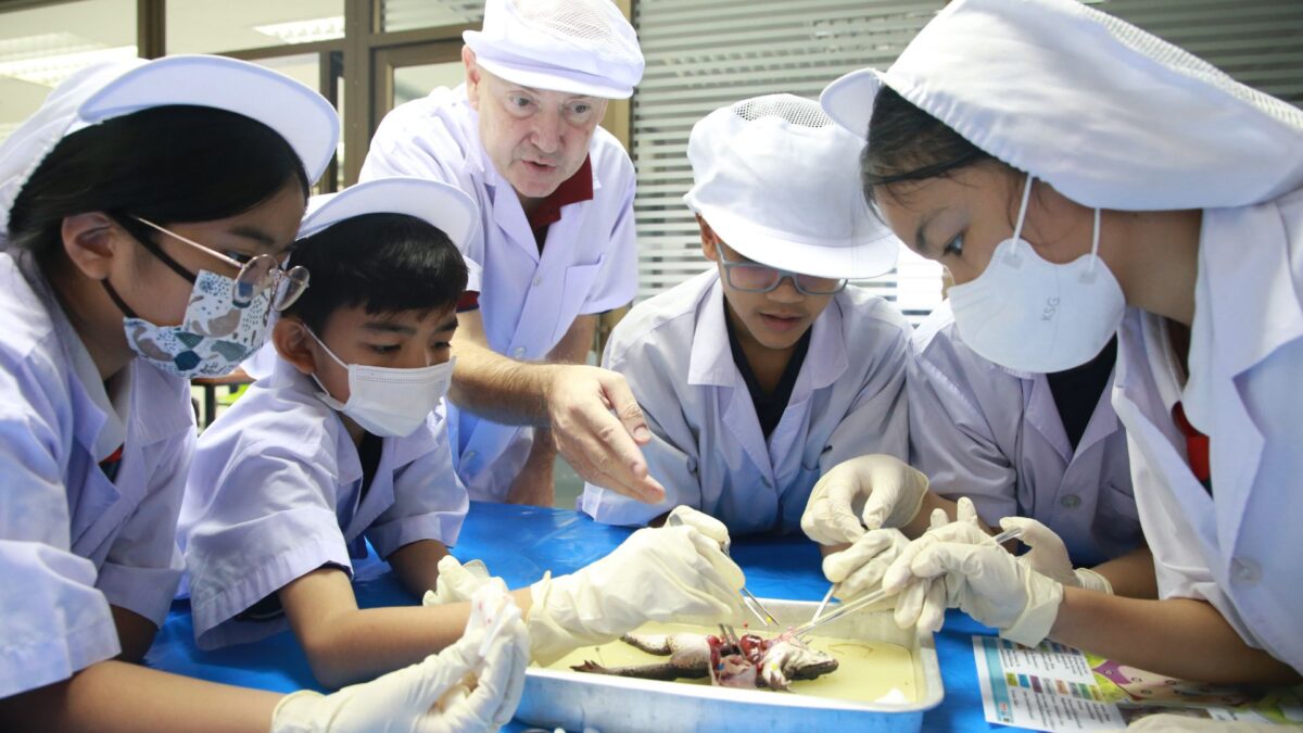 Primary students in science experiment with native English teacher at Ek Burapa School — OIC EP school Bangkok Minburi